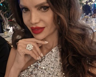Cristina Spătar și-a schimbat mașina. Vedeta conduce acum un autoturism în valoare de 140.000 de euro. De ce a renunțat la Maybach Cristina Spătar și-a schimbat mașina. Vedeta conduce acum un autoturism în valoare de 140.000 de euro. De ce a renunțat la Maybach