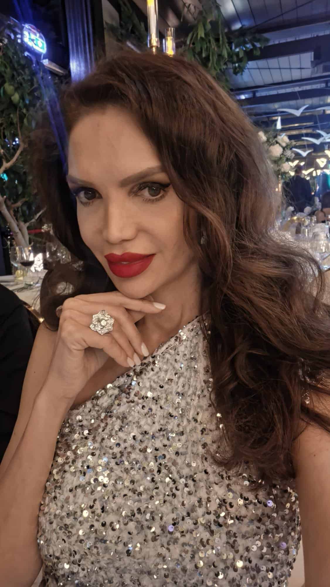 Cristina Spătar și-a schimbat mașina. Vedeta conduce acum un autoturism în valoare de 140.000 de euro. De ce a renunțat la Maybach Cristina Spătar și-a schimbat mașina. Vedeta conduce acum un autoturism în valoare de 140.000 de euro. De ce a renunțat la Maybach