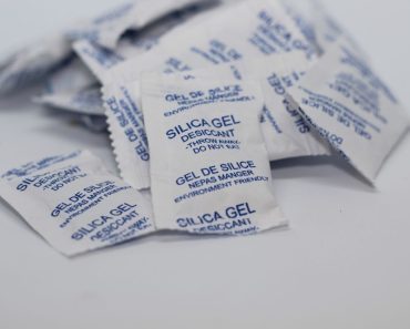 Pliculețele pe care toți le ignoră ascund un truc genial. Cum te ajută să protejezi hainele, electronicele și uneltele