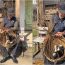 Imaginile din Bucovina ce au topit inimile românilor. „Ajutorul” primit de un bărbat în timp ce împletea la un coș. „Pisoiul muncește cel mai mult”