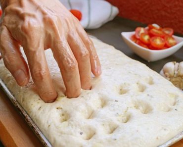 Cum prepari acasă Focaccia Genovese, adevărata rețetă a celei mai iubite pâini din Italia Cum prepari acasă Focaccia Genovese, adevărata rețetă a celei mai iubite pâini din Italia