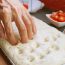 Cum prepari acasă Focaccia Genovese, adevărata rețetă a celei mai iubite pâini din Italia