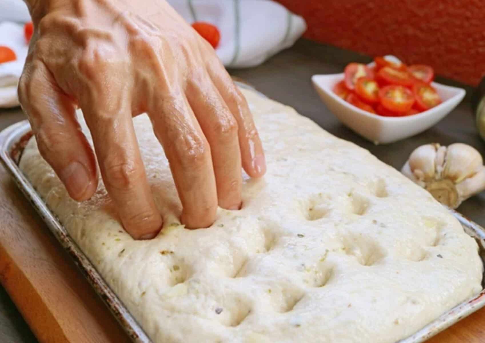 Cum prepari acasă Focaccia Genovese, adevărata rețetă a celei mai iubite pâini din Italia Cum prepari acasă Focaccia Genovese, adevărata rețetă a celei mai iubite pâini din Italia