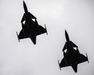 NATO a declanșat cel mai înalt nivel de alertă de apărare aeriană după ce un avion de pasageri israelian a provocat panică