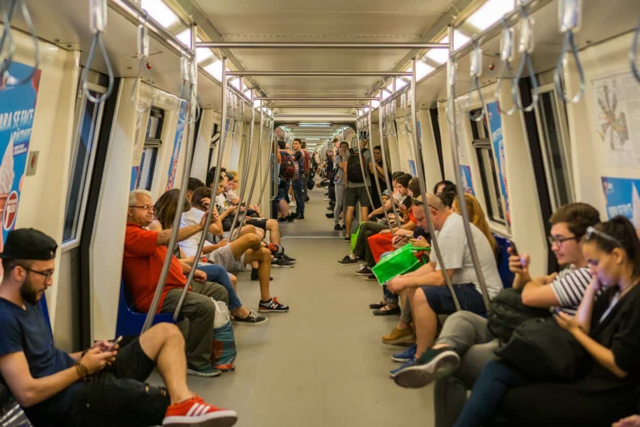 Invazie de ploșnițe la metrou și risc pentru călători să le ducă acasă