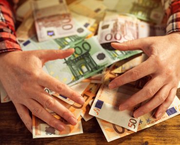 Gestul făcut de un bărbat care a găsit o geantă cu 8.000 de euro. „Am rămas surprinși” Gestul făcut de un bărbat care a găsit o geantă cu 8.000 de euro. „Am rămas surprinși”