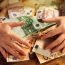 Gestul făcut de un bărbat care a găsit o geantă cu 8.000 de euro. „Am rămas surprinși”