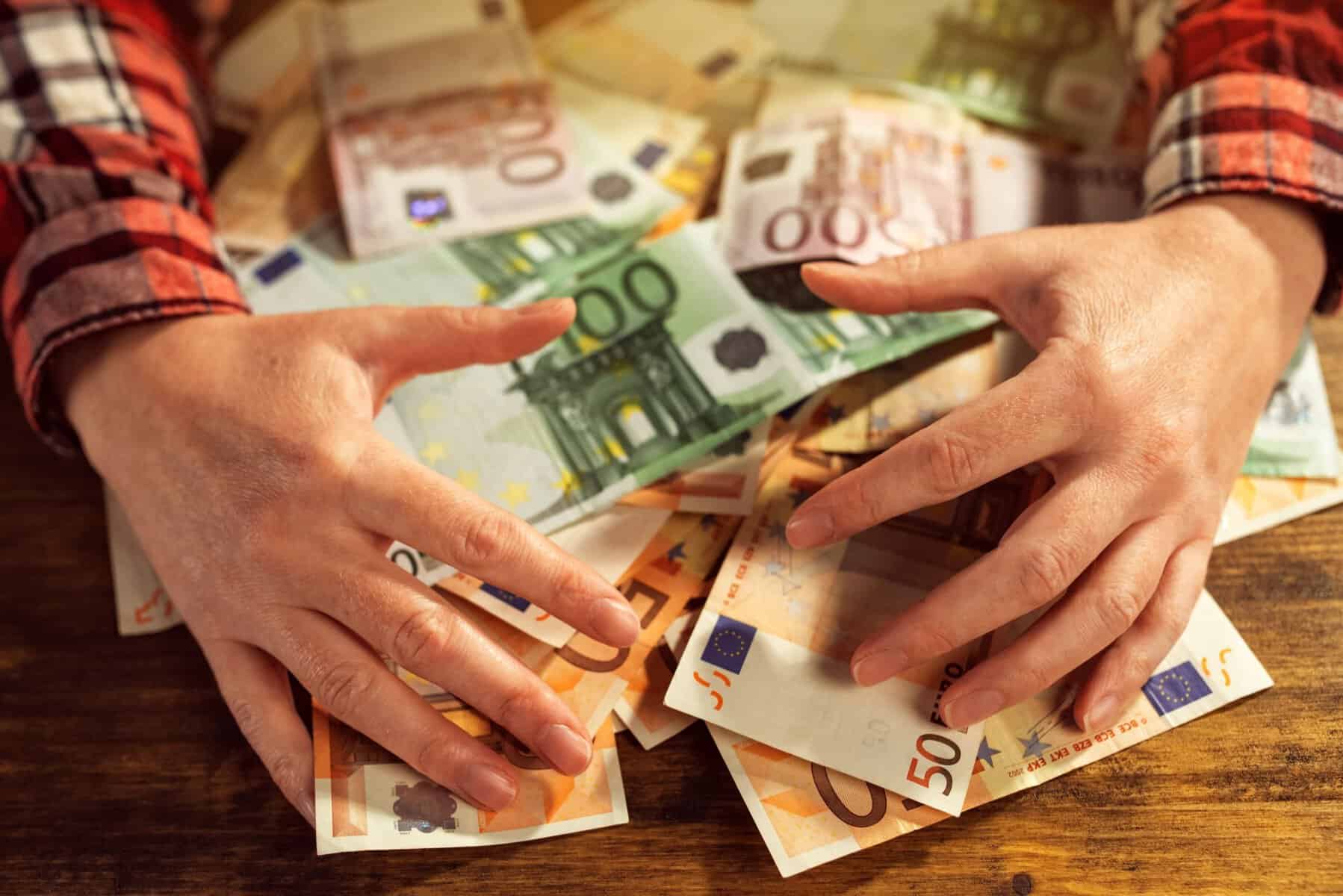 Gestul făcut de un bărbat care a găsit o geantă cu 8.000 de euro. „Am rămas surprinși” Gestul făcut de un bărbat care a găsit o geantă cu 8.000 de euro. „Am rămas surprinși”