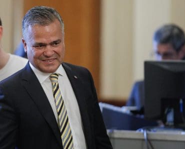 Averea lui Adrian Veștea, premierul desemnat: 67.000 de mp de teren, case și economii în trei valute Averea lui Adrian Veștea, premierul desemnat: 67.000 de mp de teren, case și economii în trei valute