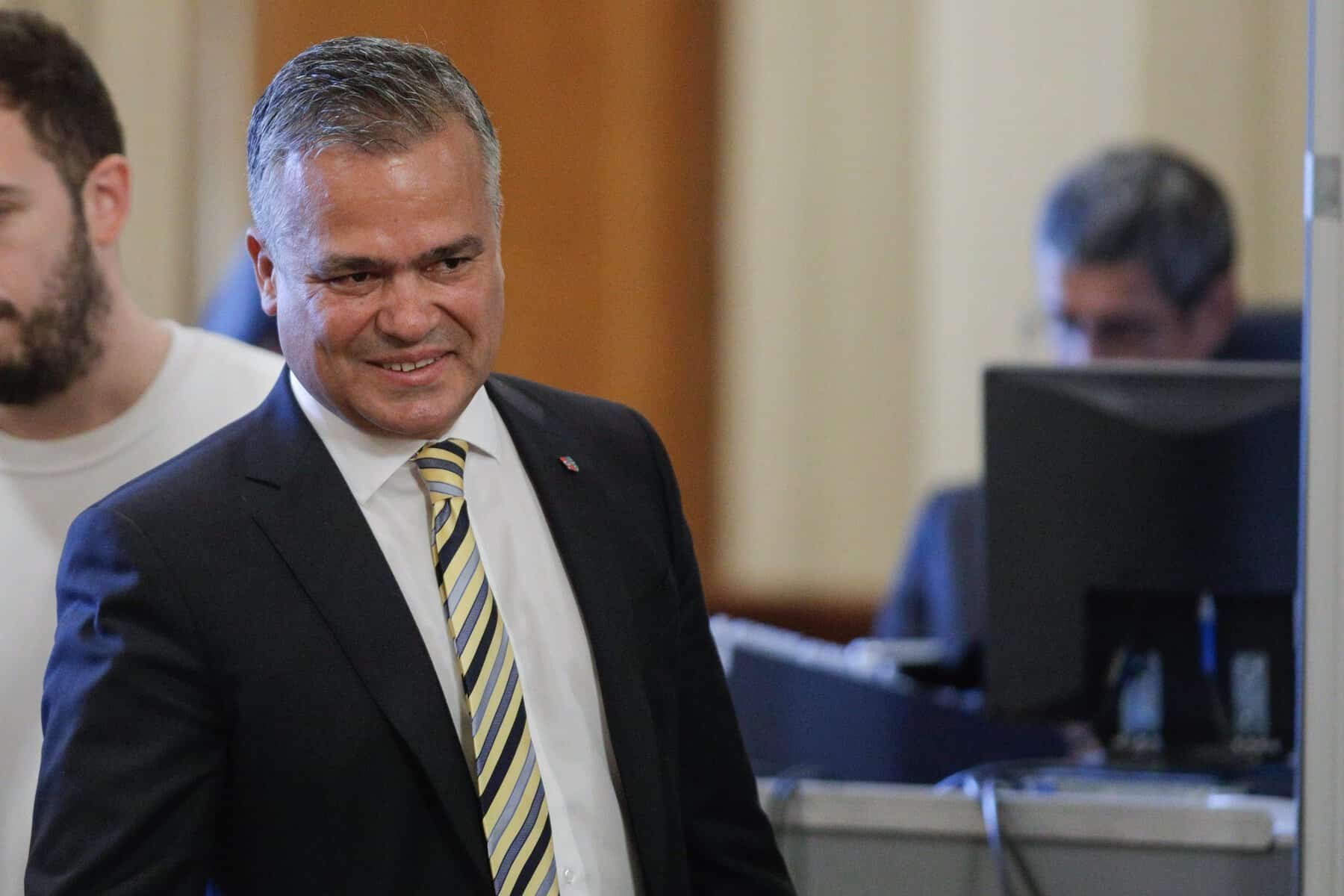 Averea lui Adrian Veștea, premierul desemnat: 67.000 de mp de teren, case și economii în trei valute Averea lui Adrian Veștea, premierul desemnat: 67.000 de mp de teren, case și economii în trei valute