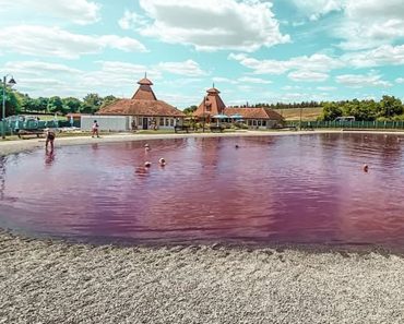 Lacul roz cu ape vindecătoare de lângă România se află într-un sat cu o istorie de 600 de ani Lacul roz cu ape vindecătoare de lângă România se află într-un sat cu o istorie de 600 de ani