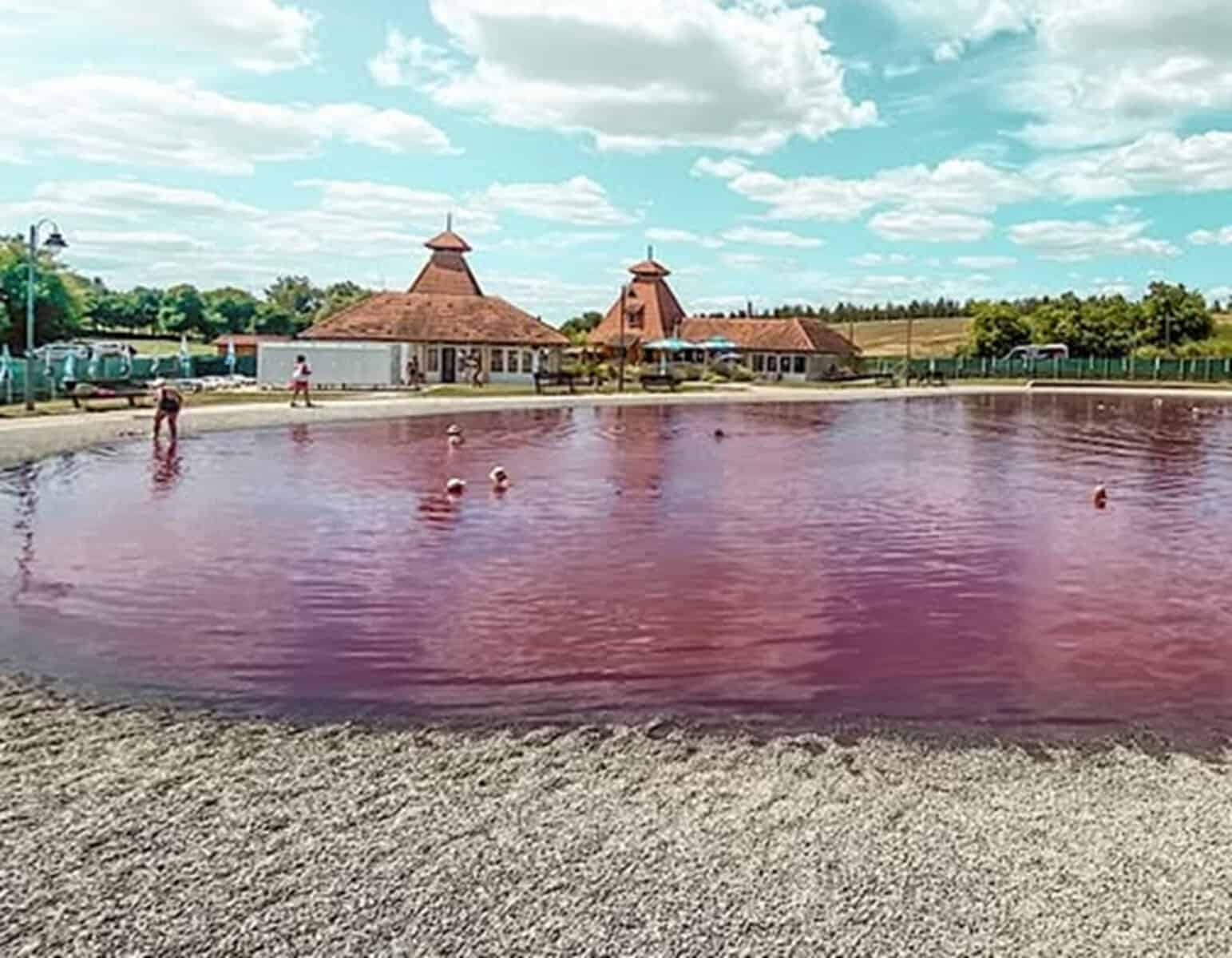 Lacul roz cu ape vindecătoare de lângă România se află într-un sat cu o istorie de 600 de ani