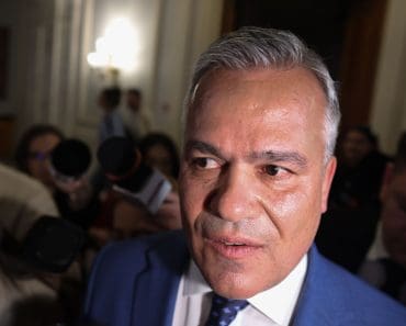 PNL a votat să nu susțină guvernul Veștea și îl amenință cu excluderea dacă nu-și depune mandatul. Liberalii vor noi consultări PNL a votat să nu susțină guvernul Veștea și îl amenință cu excluderea dacă nu-și depune mandatul. Liberalii vor noi consultări