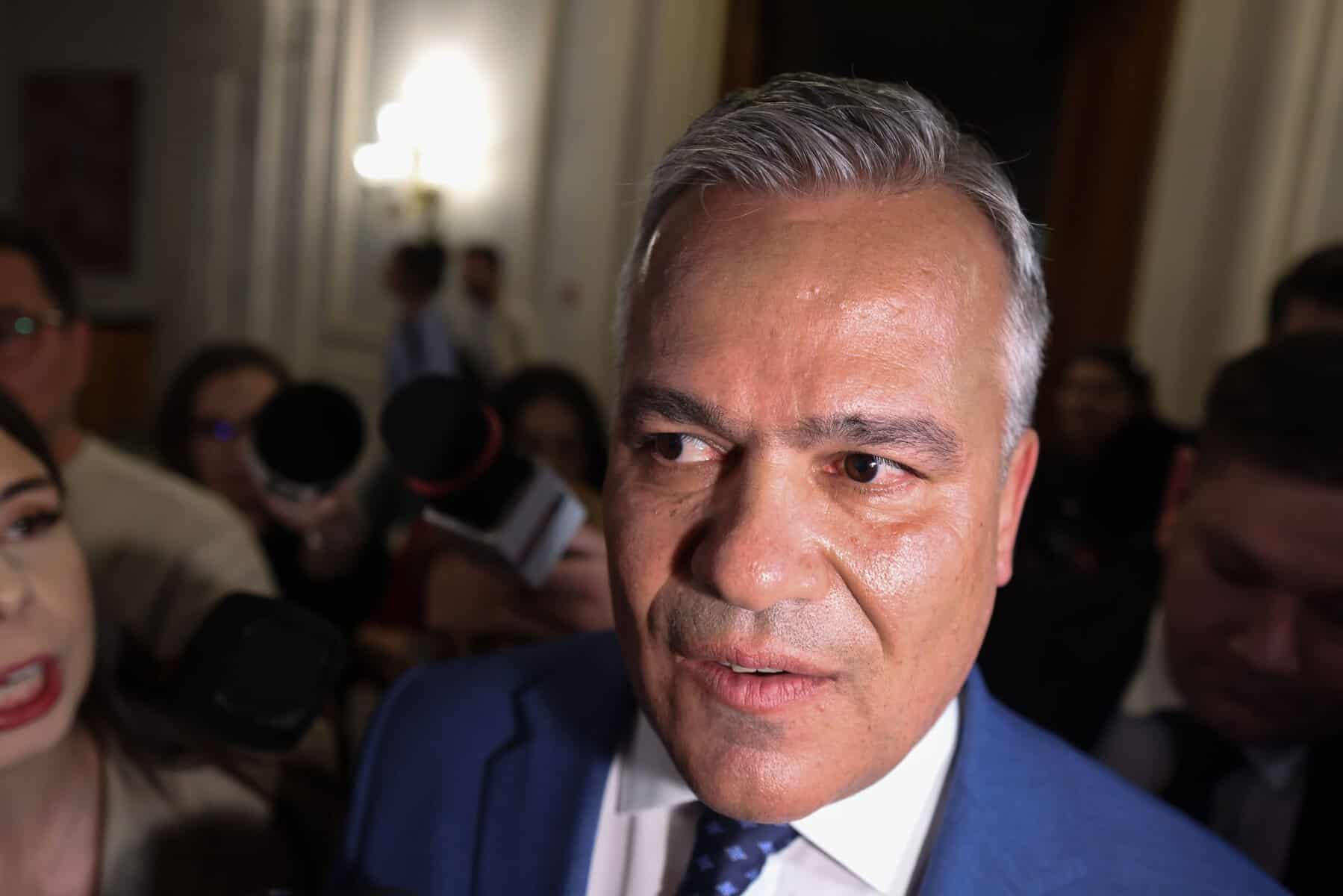 PNL a votat să nu susțină guvernul Veștea și îl amenință cu excluderea dacă nu-și depune mandatul. Liberalii vor noi consultări PNL a votat să nu susțină guvernul Veștea și îl amenință cu excluderea dacă nu-și depune mandatul. Liberalii vor noi consultări
