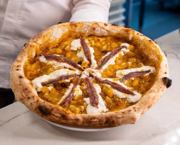 Un român a cucerit lumea cu cea mai bună pizza. A câștigat Trofeul Caputo la Campionatul Mondial de Pizza din Napoli