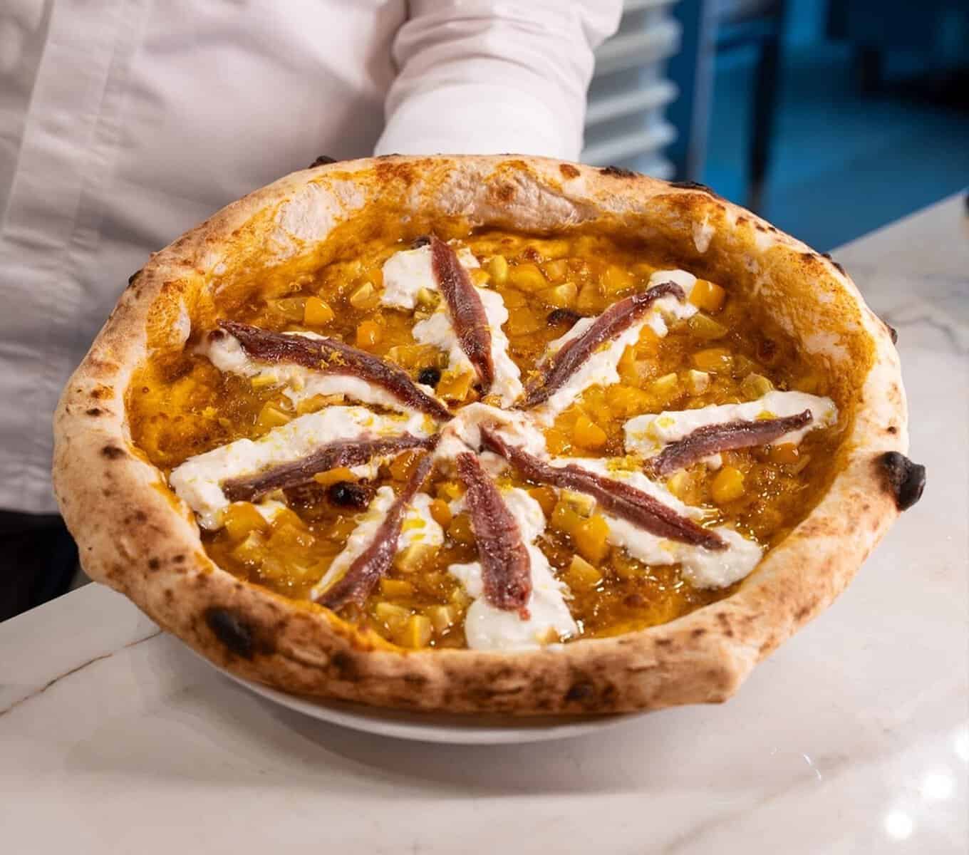 Un român a cucerit lumea cu cea mai bună pizza. A câștigat Trofeul Caputo la Campionatul Mondial de Pizza din Napoli Un român a cucerit lumea cu cea mai bună pizza. A câștigat Trofeul Caputo la Campionatul Mondial de Pizza din Napoli