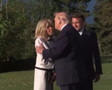 Un cititor pe buze a dezvăluit ce i-a șoptit Trump lui Brigitte Macron la ureche în timp ce i-a strâns mâna 13 secunde Un cititor pe buze a dezvăluit ce i-a șoptit Trump lui Brigitte Macron la ureche în timp ce i-a strâns mâna 13 secunde
