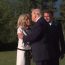 Un cititor pe buze a dezvăluit ce i-a șoptit Trump lui Brigitte Macron la ureche în timp ce i-a strâns mâna 13 secunde