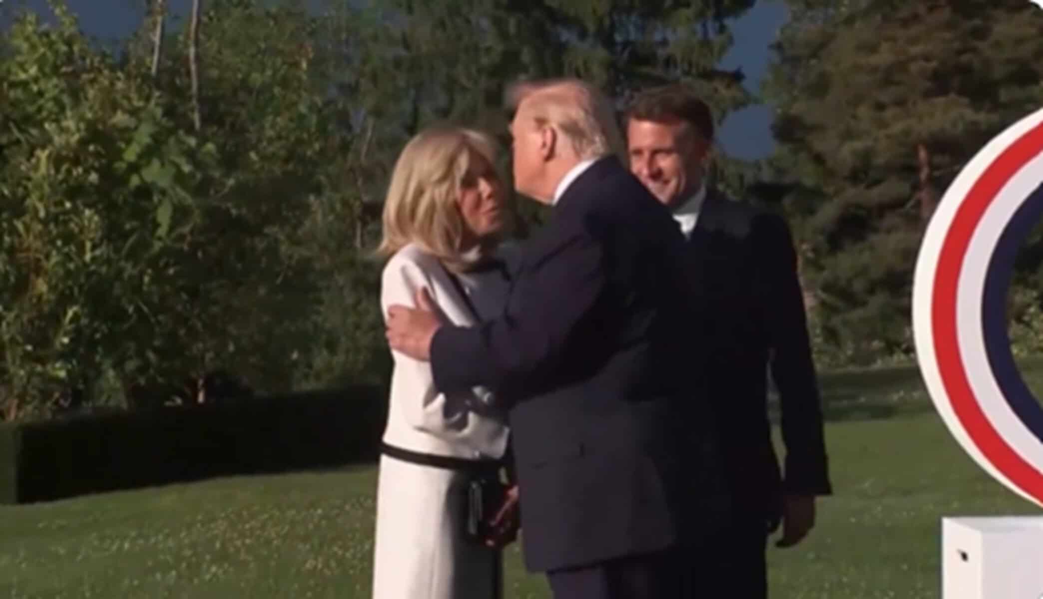 Un cititor pe buze a dezvăluit ce i-a șoptit Trump lui Brigitte Macron la ureche în timp ce i-a strâns mâna 13 secunde Un cititor pe buze a dezvăluit ce i-a șoptit Trump lui Brigitte Macron la ureche în timp ce i-a strâns mâna 13 secunde