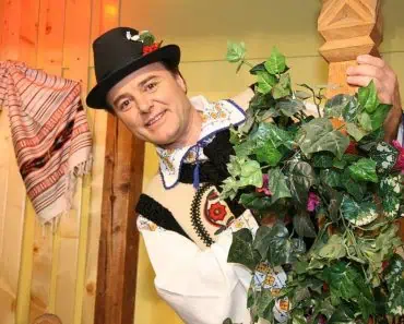 Artist de muzică populară, condamnat la 17 ani de închisoare. Este acuzat de violarea a trei elevi cărora le preda canto
