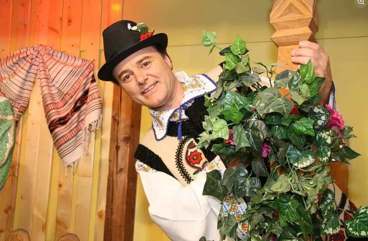Artist de muzică populară, condamnat la 17 ani de închisoare. Este acuzat de violarea a trei elevi cărora le preda canto Artist de muzică populară, condamnat la 17 ani de închisoare. Este acuzat de violarea a trei elevi cărora le preda canto