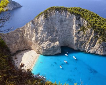 Grecia declară stare de urgență pe două insule din Marea Egee din cauza penuriei de apă. Consumul turiștilor amplifică problema Grecia declară stare de urgență pe două insule din Marea Egee din cauza penuriei de apă. Consumul turiștilor amplifică problema
