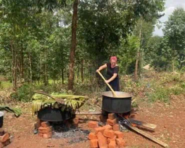 Povestea uluitoare a româncei care crește un copil abandonat în Uganda: „Unii dintre ei nu au băut niciodată o cană cu apă potabilă”