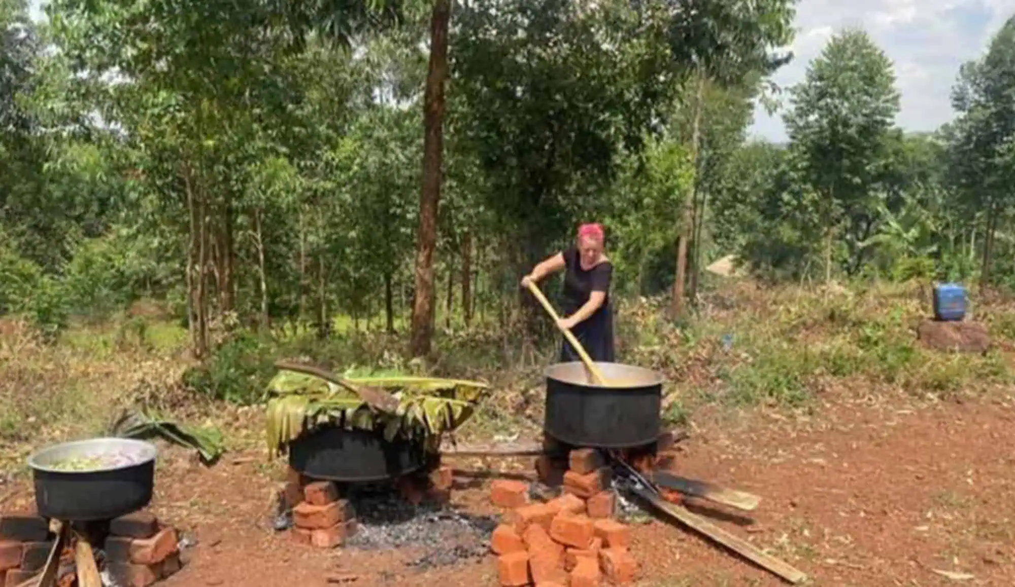 Povestea uluitoare a româncei care crește un copil abandonat în Uganda: „Unii dintre ei nu au băut niciodată o cană cu apă potabilă”