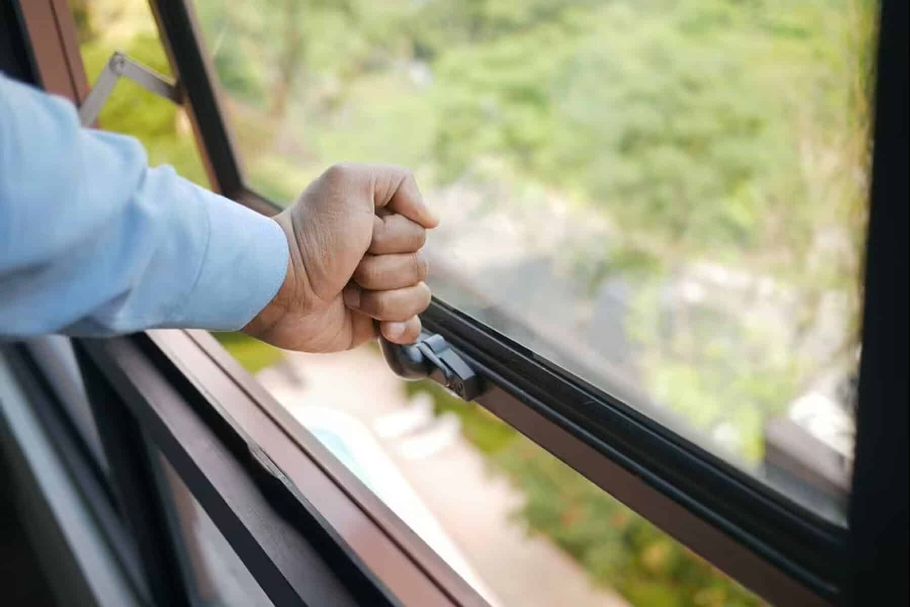 Crezi că răcorești casa, dar obții exact opusul. Ce se întâmplă când lași geamurile deschise pe caniculă Crezi că răcorești casa, dar obții exact opusul. Ce se întâmplă când lași geamurile deschise pe caniculă