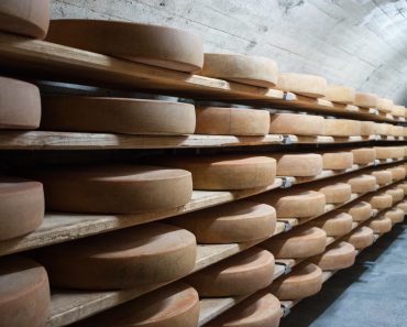 Cum a ajuns brânza să fie păzită de crima organizată. Jaful celor 22 de tone de cheddar care a zguduit industria alimentară Cum a ajuns brânza să fie păzită de crima organizată. Jaful celor 22 de tone de cheddar care a zguduit industria alimentară