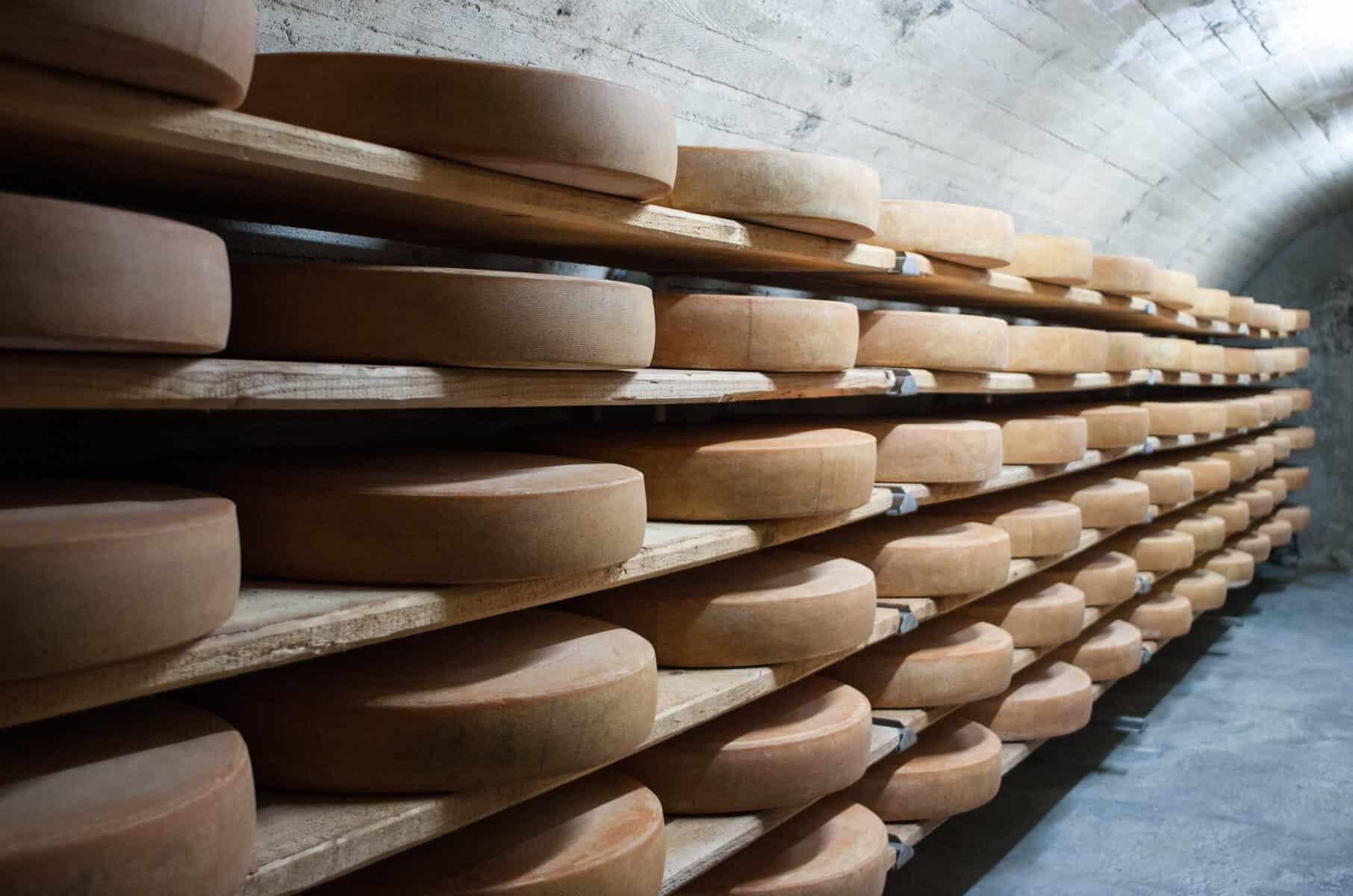 Cum a ajuns brânza să fie păzită de crima organizată. Jaful celor 22 de tone de cheddar care a zguduit industria alimentară Cum a ajuns brânza să fie păzită de crima organizată. Jaful celor 22 de tone de cheddar care a zguduit industria alimentară