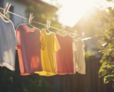 Hainele care trebuie întoarse pe dos înainte de spălare. Trucul simplu care le prelungește viața Hainele care trebuie întoarse pe dos înainte de spălare. Trucul simplu care le prelungește viața
