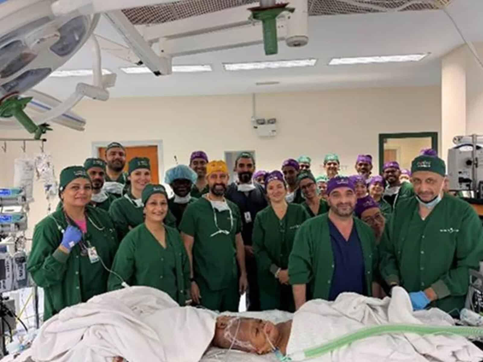 Intervenții medicale istorice la Abu Dhabi și Riad: gemeni siamezi separați, specialiști din toată lumea, operații-maraton