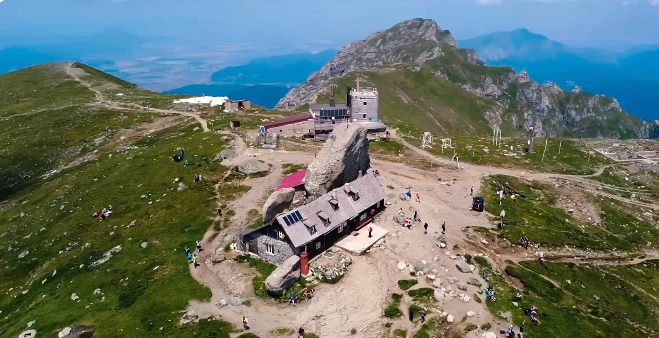 Cabana Omu s-a redeschis. Cine este bucătarul-administator care a lăsat restaurantele de lux pentru munții României Cabana Omu s-a redeschis. Cine este bucătarul-administator care a lăsat restaurantele de lux pentru munții României