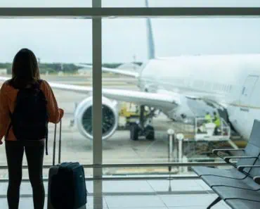 Clipe de panică pentru o româncă! A fost abandonată de soț într-un aeroport din Marea Britanie. Nu avea bani și nu vorbea engleza Clipe de panică pentru o româncă! A fost abandonată de soț într-un aeroport din Marea Britanie. Nu avea bani și nu vorbea engleza