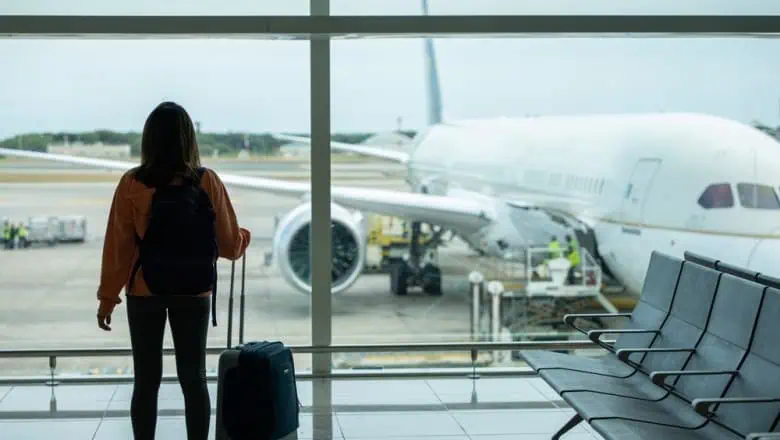 Clipe de panică pentru o româncă! A fost abandonată de soț într-un aeroport din Marea Britanie. Nu avea bani și nu vorbea engleza Clipe de panică pentru o româncă! A fost abandonată de soț într-un aeroport din Marea Britanie. Nu avea bani și nu vorbea engleza