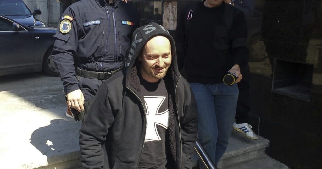 Rapperul Cheloo a fost încătușat de poliție și dus la spital