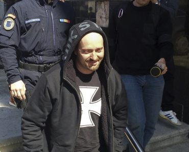 Rapperul Cheloo a fost încătușat de poliție și dus la spital