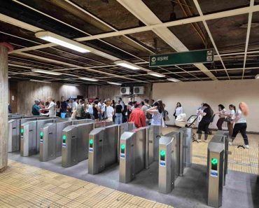 Cozi uriașe la Piața Unirii pentru angajări la Metrorex cu salarii de la 6.500 de lei pe lună. Zvonul care a adunat sute de persoane Cozi uriașe la Piața Unirii pentru angajări la Metrorex cu salarii de la 6.500 de lei pe lună. Zvonul care a adunat sute de persoane