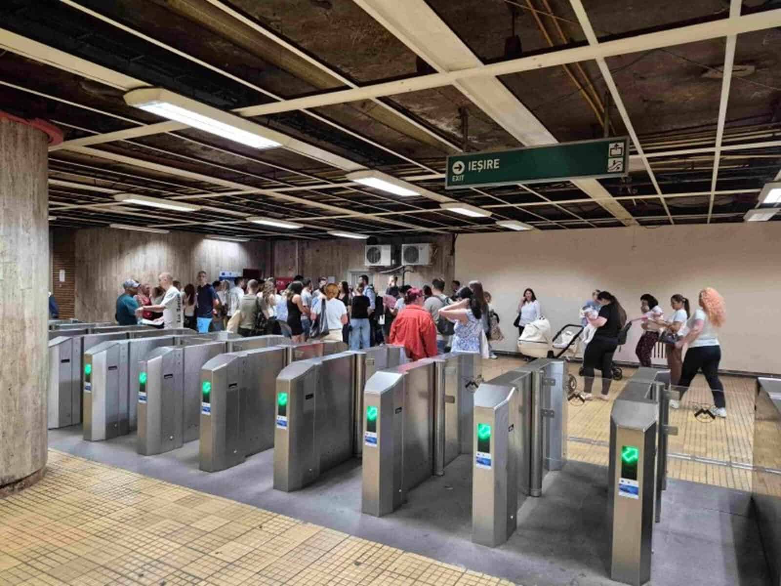 Cozi uriașe la Piața Unirii pentru angajări la Metrorex cu salarii de la 6.500 de lei pe lună. Zvonul care a adunat sute de persoane