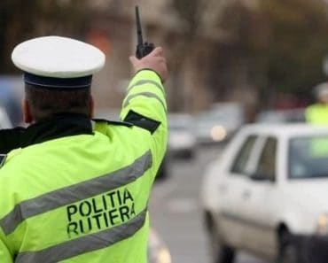 Ce să nu spui niciodată când ești oprit în trafic. Mulți conducători auto răspund instinctiv la această întrebare a polițistului. De ce poate fi o greșeală