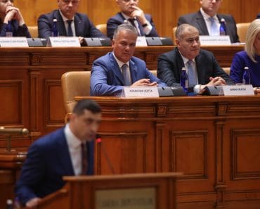 Guvernul Veștea, susținut de PSD și puciștii liberali, a picat la vot în Parlament. Decizia AUR a schimbat rezultatul meciului Guvernul Veștea, susținut de PSD și puciștii liberali, a picat la vot în Parlament. Decizia AUR a schimbat rezultatul meciului