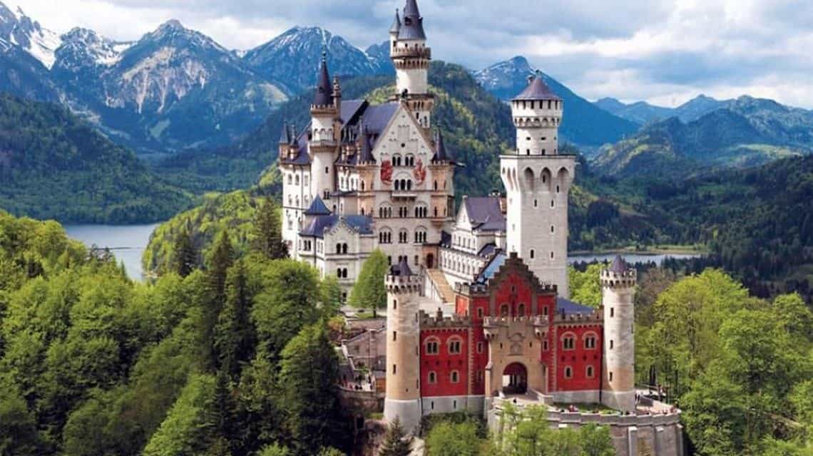 O familie din Germania a renunțat la viața din Bavaria pentru un sat din România: „Nu ni s-a furat nimic până acum” O familie din Germania a renunțat la viața din Bavaria pentru un sat din România: „Nu ni s-a furat nimic până acum”