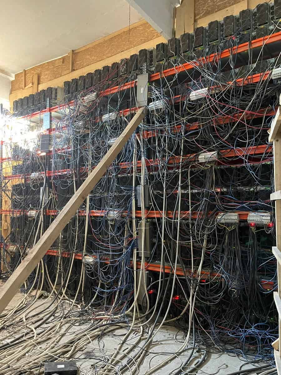 Cine este în spatele fermei ilegale de criptomonede din Satu-Mare. Ce se știe