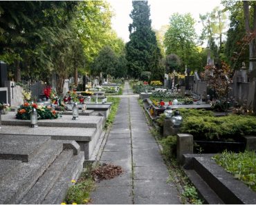 Tragedie în Cluj! Un copil de 12 ani a fost strivit de o cruce de beton. Venise cu tatăl său la mormântul bunicii