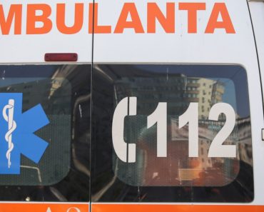 O tânără de 20 de ani, înjughiată de fostul partener în fața spitalului unde lucra. Un polițist a fost martor la incident
