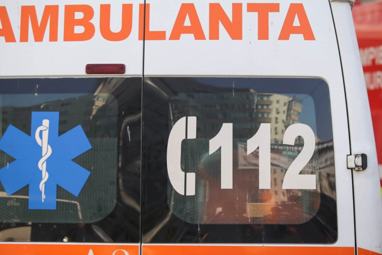 O tânără de 20 de ani, înjughiată de fostul partener în fața spitalului unde lucra. Un polițist a fost martor la incident