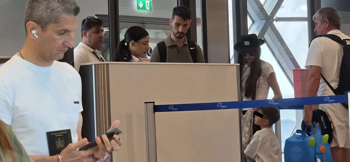 Theo Rose și Anghel Damian, colegi de avion cu Răzvan Lucescu la întoarcerea din vacanță. Cu cine au dat nas în nas la bagaje