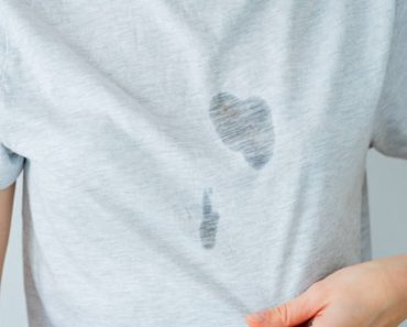 Cum poți scăpa de orice fel de pată. Experții în curățenie explică cum îți poți salva hainele favorite