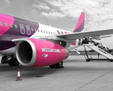 Lovitură pentru românii care călătoresc cu avionul. Wizz Air renunță la mai multe zboruri din România